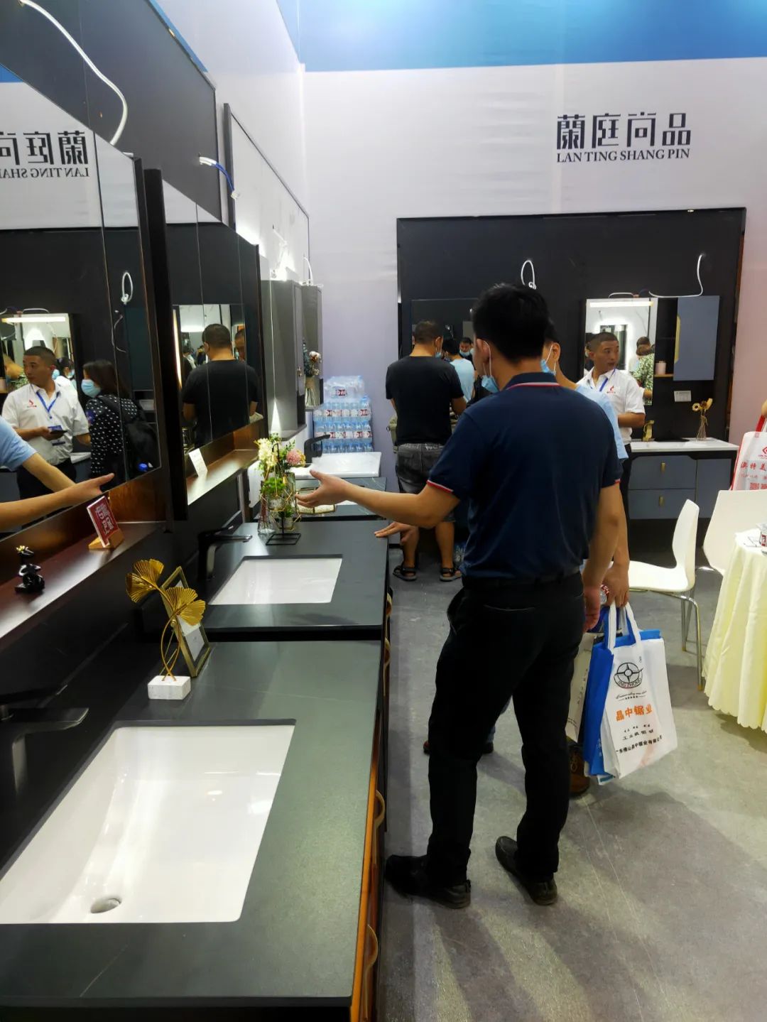 高定風(fēng)口下,巖板是否會(huì)成為瓷磚行業(yè)進(jìn)軍定制家居產(chǎn)業(yè)的“殺手锏”?(圖5) 高定風(fēng)口下,巖板是否會(huì)成為瓷磚行業(yè)進(jìn)軍定制家居產(chǎn)業(yè)的“殺手锏”?(圖5)